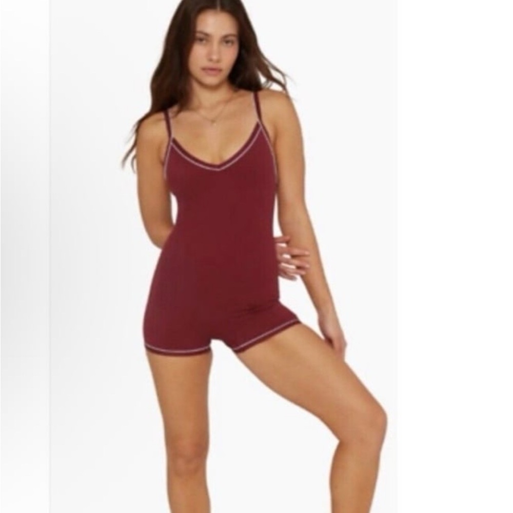 SET Active Sportbody V-neck Shortysuit Romper (sangria)